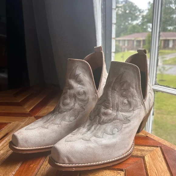 Myra Bag White Ankle Boots - Picture 8 of 10